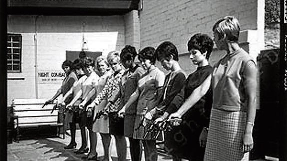 Mujeres policía en una inspección de armas.