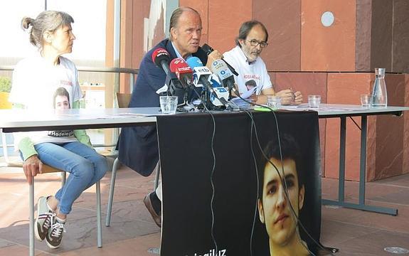 Koro y Pablo Egiluz, los padres de Hodei Egiluz, el joven vasco desaparecido en Amberes el pasado 19 de octubre, junto al abogado de la familia, Frank Merneffe (c), durante la rueda de prensa ofrecida hoy en Amberes.