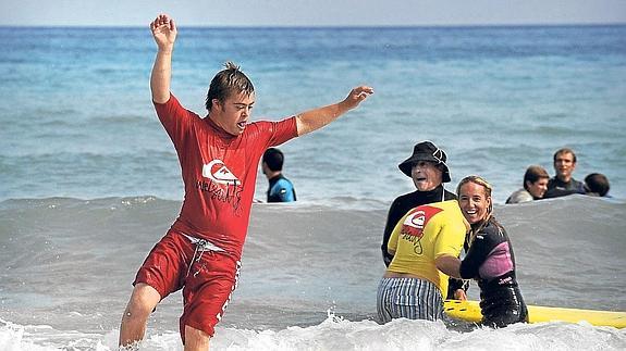 Un jóven consigue tomar una ola en la playa de Bakio.