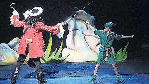 Capitán Garfio y Peter Pan en una escena de la obra.