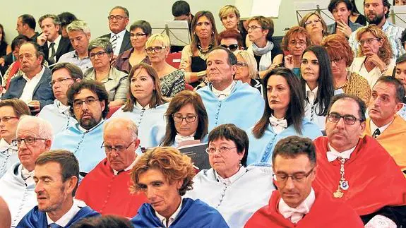 Profesores de distintas disciplinas, durante el acto de apertura del curso en la Universidad de La Rioja.