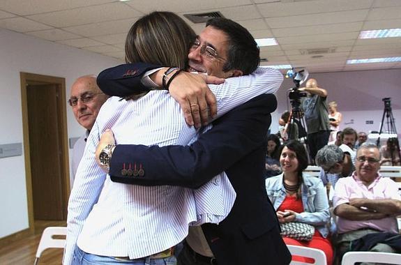 Idoia Mendia recibe la felicitación de Patxi López tras ser elegida secretaria general del PSE-EE.