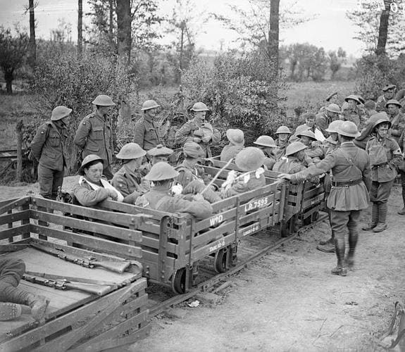 Soldados británicos de la Brigada 27 heridos en combate embarcan en un tren ligero en Meteren (Holanda) el 18 de agosto 1918.