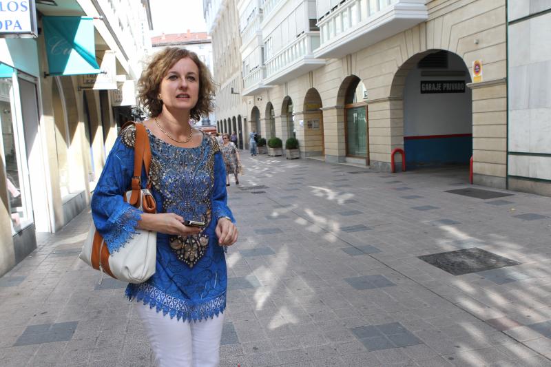 Cristina Gonzaléz, frente a la sede del PSE en Vitoria. 