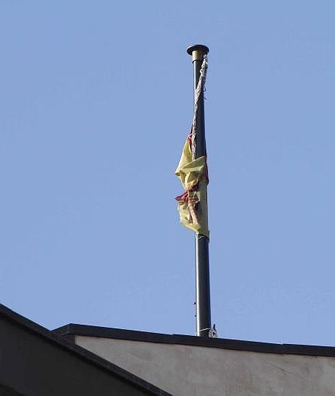 La bandera española, en el tejado del Consistorio laudioarra. 
