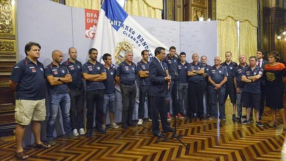 Foto de familia de la recepción a Urdaibai en la Diputación. 