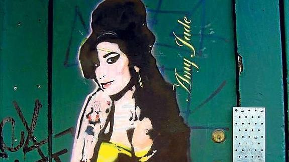 Amy Winehouse la lanzó a la fama. La borraron y la artista la repitió con un vestido amarillo.