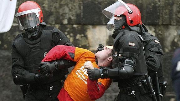 Los procesados están siendo evacuados  por la Ertzaintza en Loiola.