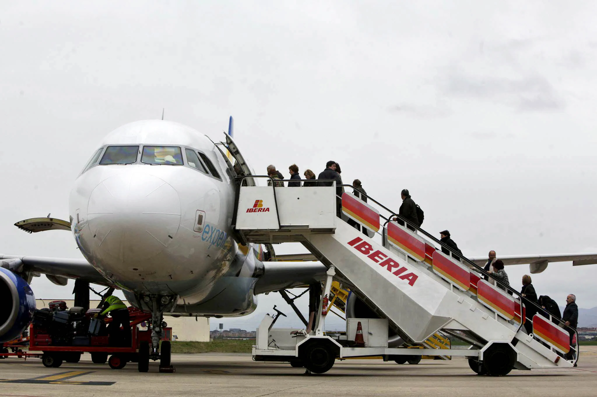 Pasajeros acceden a un avión en la pista de Foronda. RAFA GUTIÉRREZ