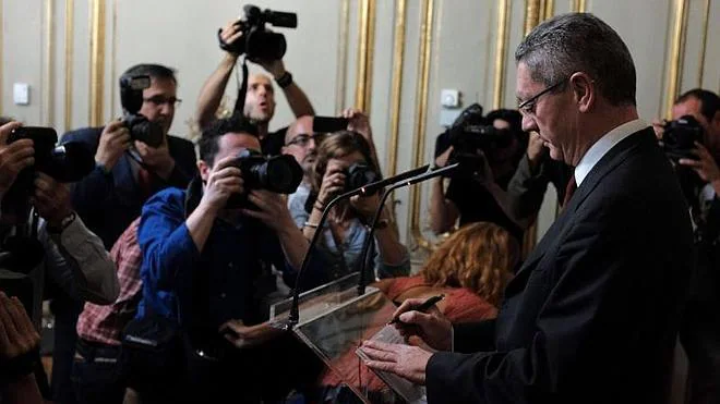 El ministro de Justicia, Alberto Ruiz-Gallardón, durante la rueda de prensa en la que ha hecho oficial su dimisión.