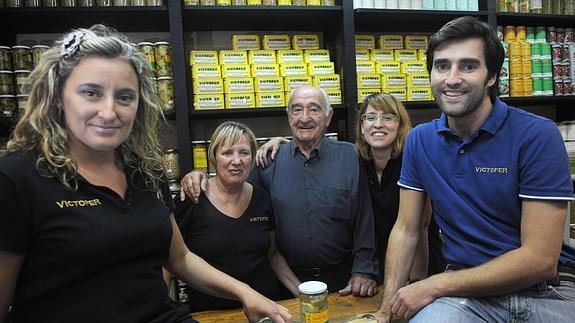 La familia Fernández, cuya tercera generación lleva ahora el comercio. 