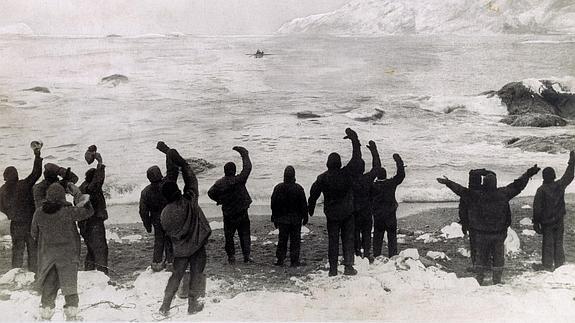 Los hombres despiden a Shackleton cuando abandona la isla Elefante en busca de ayuda.