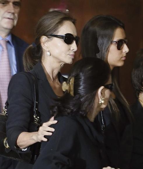 Isabel Preysler y Ana Boyer, esposa e hija de Miguel Boyer, a su llegada al Tanatorio San Isidro.