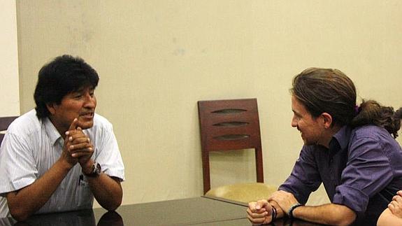 Pablo Iglesias charla con Evo Morales en La Paz.