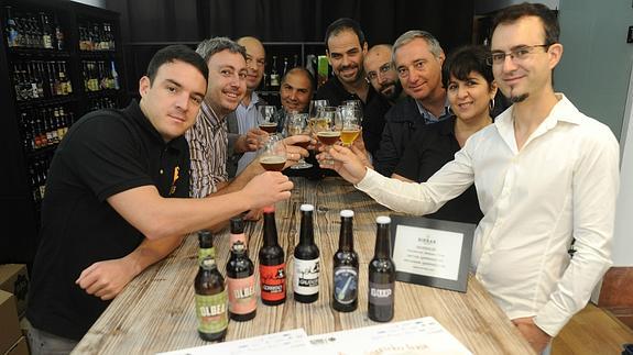 Responsables de la feria, del centro Zabaldu y La Bilbaína brindan con cerveceros locales en la tienda Birrak