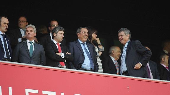 José Luis Bilbao, en San Mamés con Josu Urrutia y Ángel María Villar.