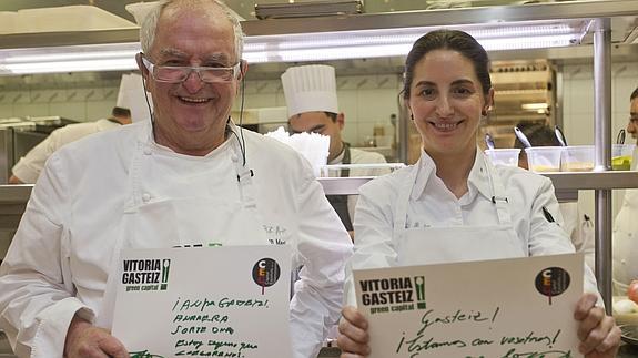 Juan Mari Arzak y su hija Elena dieron su apoyo a Vitoria el año pasado. 