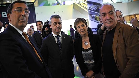 José Luis Bilbao, con Martín Garitano en presencia de Iñigo Urkullu y Arantza Tapia.