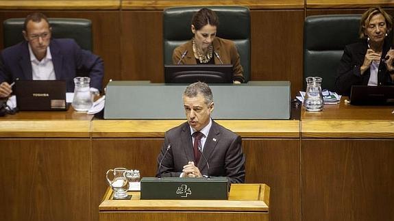 El lehendakari, Iñigo Urkullu, interviene durante la sesión plenaria de control de este viernes en el Parlamento vasco.