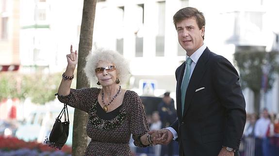 La duquesa de Alba, Cayetana Fitz James Stuart, junto a su hijo, Cayetano Martínez de Irujo en una imagen de 2009.