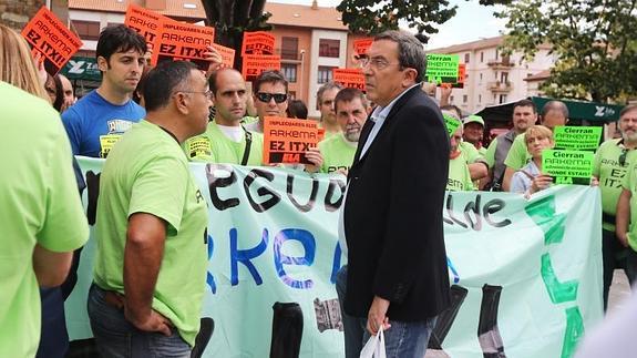 Bilbao charla con varios trabajadores. 