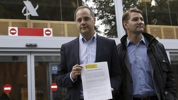 El secretario de Organización del PSOE, César Luena, en la entrada de la Agencia Tributaria tras presentar una denuncia por el caso de las tarjetas de Caja Madrid.