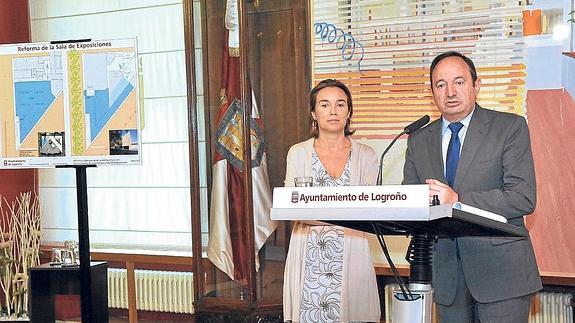 Gamarra y Sanz, ayer, en el Salón de Retratos del Ayuntamiento logroñés.