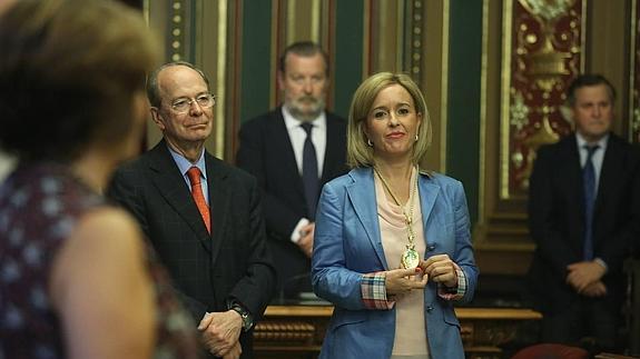 Cristina Ruiz luce la medalla de Bilbao, impuesta por Ibon Areso, con todos los grupos en pie. 