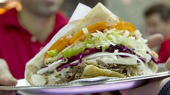 La OCU ha detectado carne de pollo, pavo y caballo en kebabs de ternera.