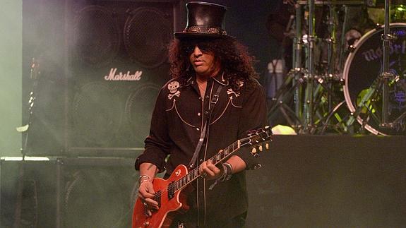 El guitarrista y compositor de origen británico Slash se encuentra con la promoción de su más reciente producción 'World on fire'.