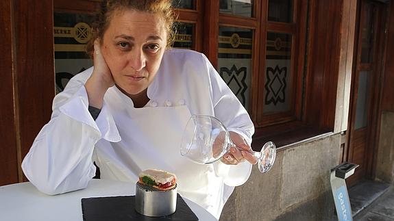 La cocinera Yosune Menéndez, con una de sus creaciones. 