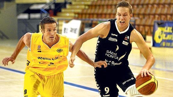 Sedekerskis, siete puntos el sábado, intenta una penetración frente a un adversario. 