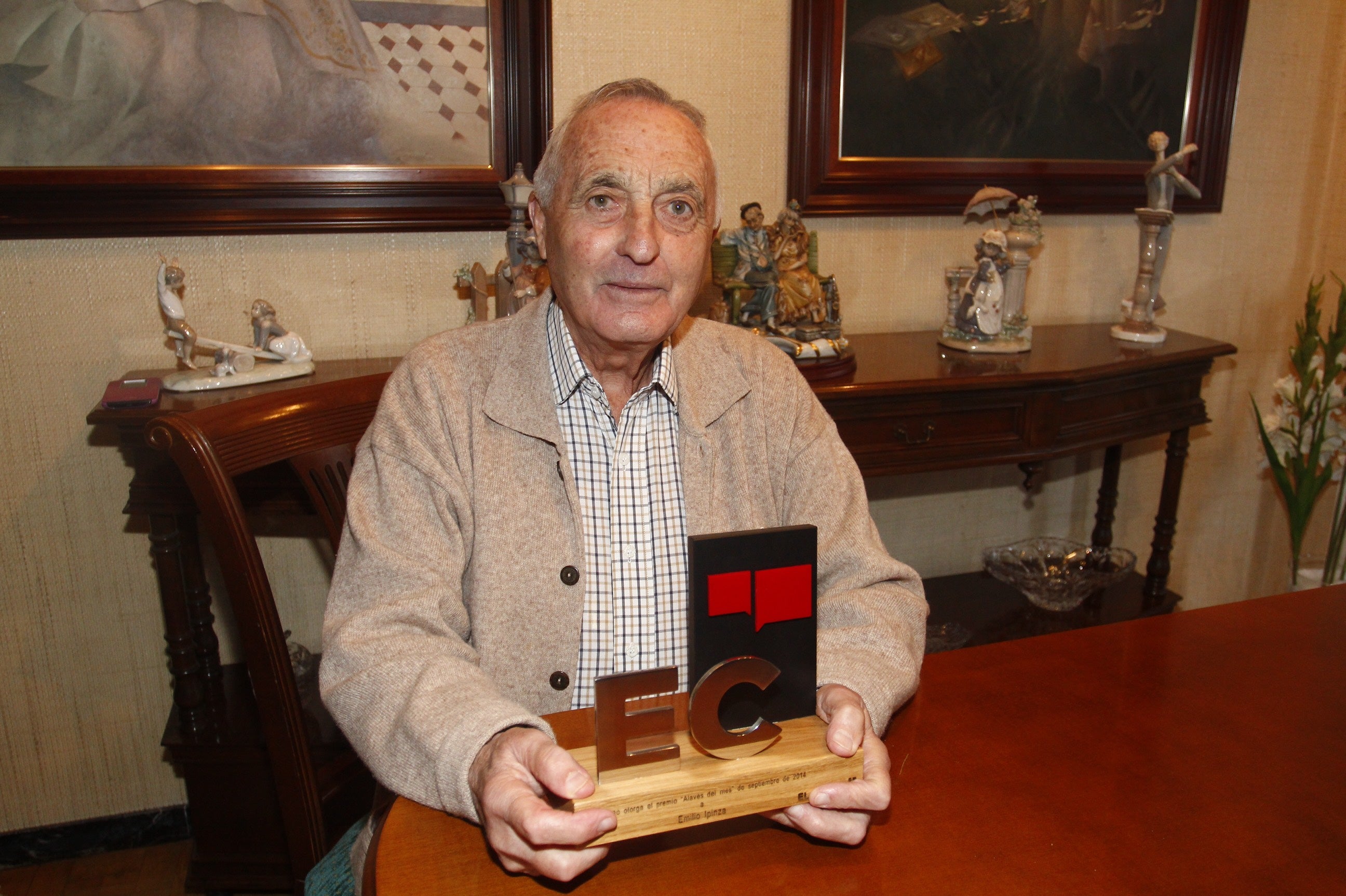 Emilio Ipinza posa con el trofeo de El Correo