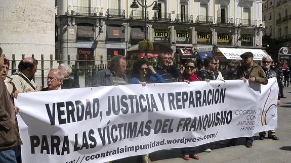 Asociaciones de víctimas del franquismo, durante una protesta en Madrid.