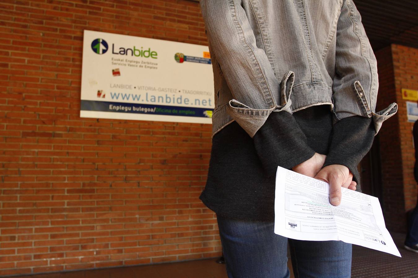 Mujer espera a las puertas de una oficina de Lanbide en Vitoria. 