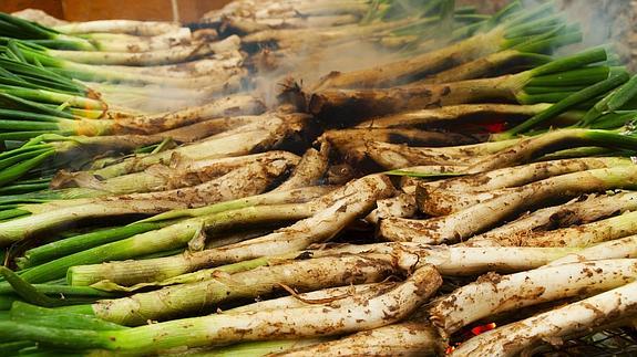 Los calçots, uno de los mayores placeres de la gastronomía catalana.