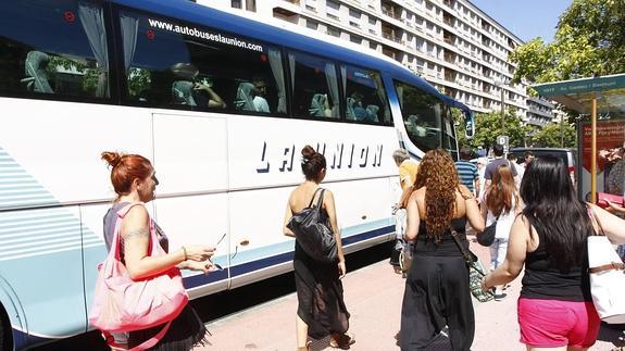 Varias jóvenes acceden al autobús en el apeadero de la Avenida de Gasteiz. 