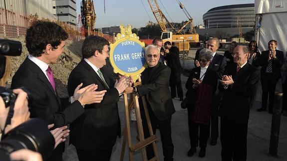 Frank Gehry abraza la placa que lucirá el nuevo puente.