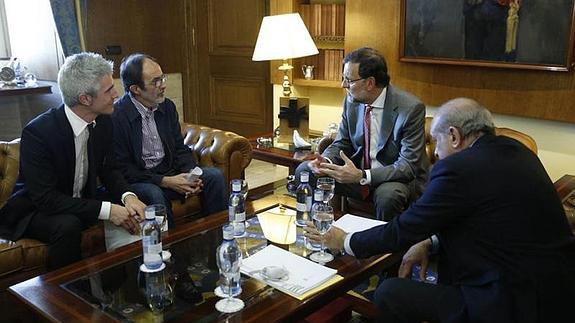 El padre de Hodei Egiluz, junto con el alcalde de Galdakao, Ibon Uribe, en la reunión con Mariano Rajoy y con el ministro de Interior, Jorge Fernández Díaz.