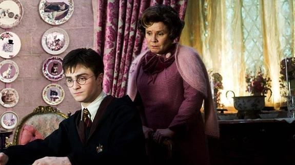 Dolores Umbridge destaca por su crueldad y predilección por los castigos con daño físico.