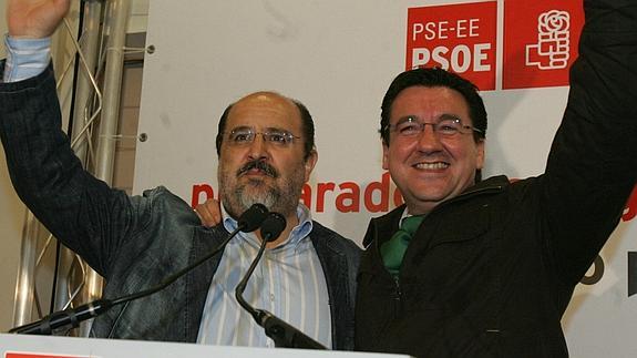 Lazcoz, con Txarli Prieto, en la noche en que celebraron la victoria electotal en Vitoria en 2003.  
