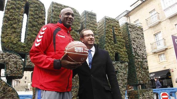 Javier Maroto y Lamar Odom, en la foto a la que ha hecho referencia velada el consejero Aburto.