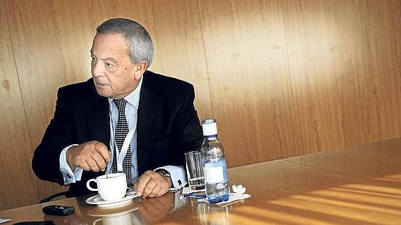 Carlos Solchaga se toma un café durante la entrevista celebrada durante el congreso de APD en el Palacio Euskalduna.