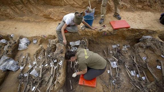 Trabajos de exhumación de cuerpos de represaliados en una de las fosas de la Pedraja. 