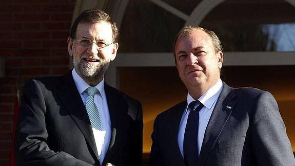 Rajoy saluda a Monago a las puertas de La Moncloa en 2012.