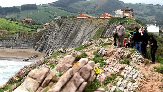 Excursionistas en el flysch de Zumaia. 