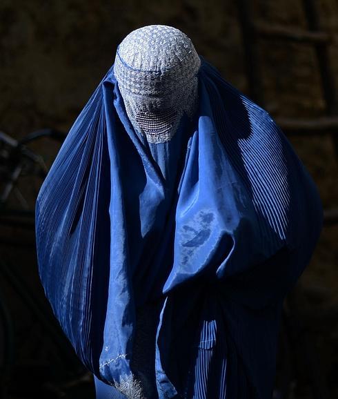 El alcalde de Vitoria, contra el burka en los autobuses urbanos