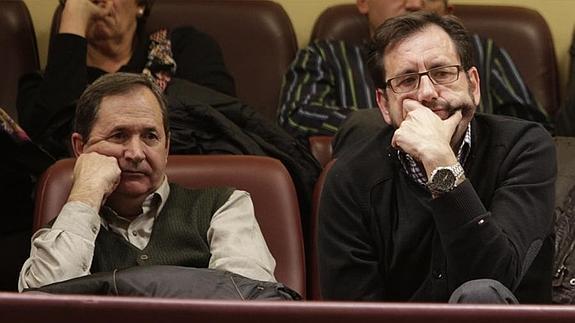 Los alcaldes de Treviño y de La Puebla de Arganzón, ayer, en la tribuna de invitados del Congreso. 