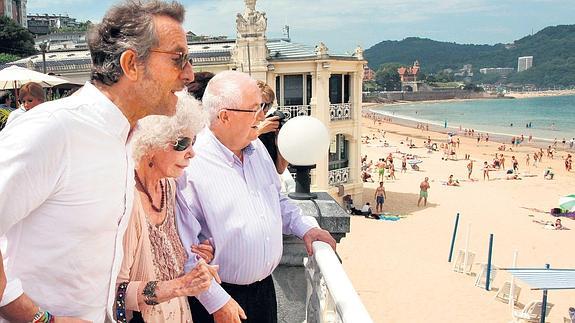 Asomada a la bahía junto a su marido y Arzak en julio de 2012.