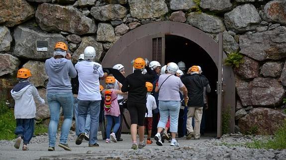 Un grupo entrando en la mina durante una visita.
